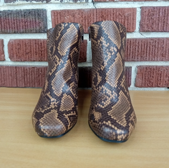 NWT Anne Klein 'Get-It' Vegan Leather Almond Toe Ankle Booties in Tobacco Snake - Picture 3 of 8